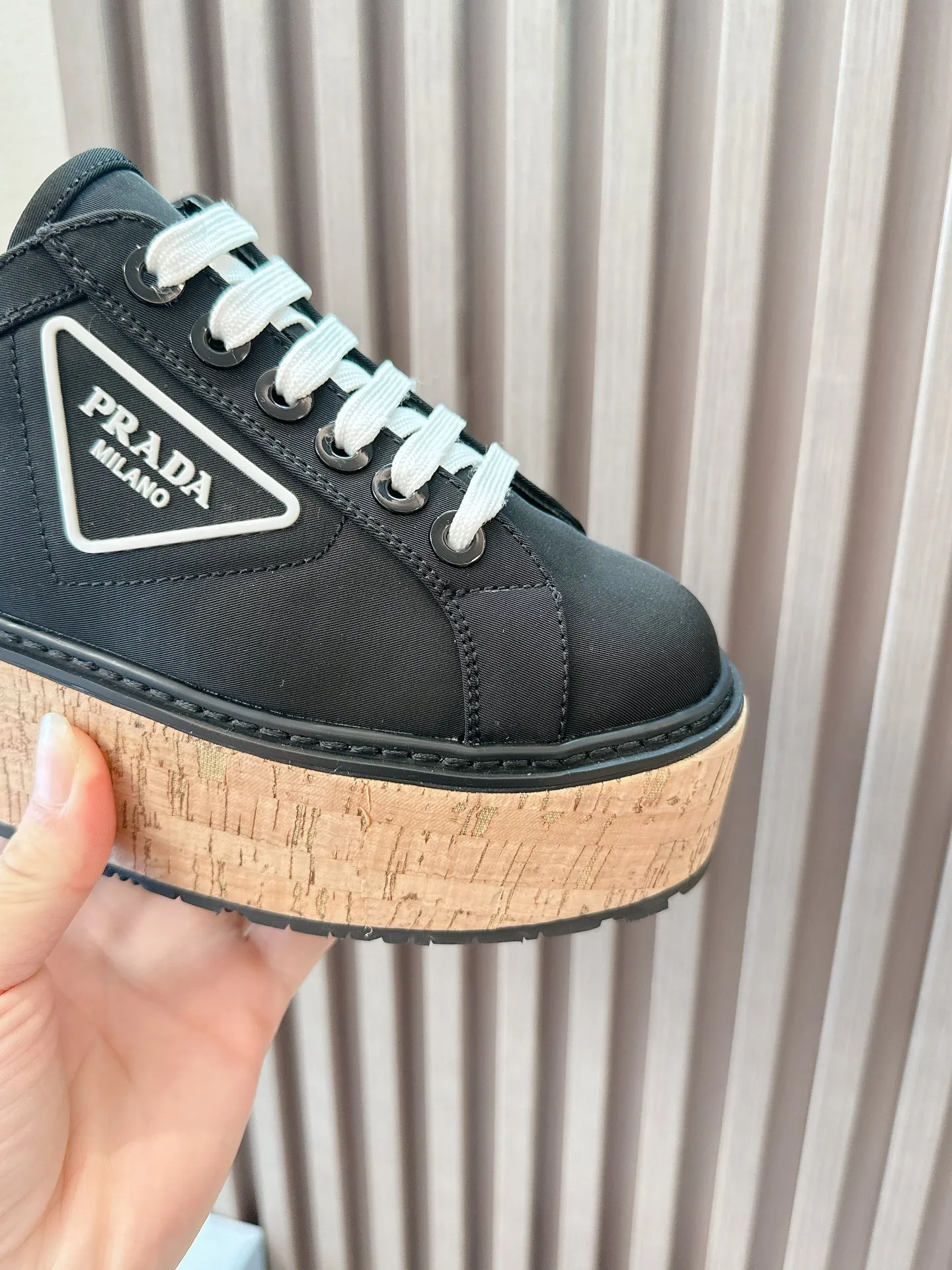 👟👟Ex-factory price 500👟👟 ☑️SNGG ｜Thick-soled high-explosive shoes Super hot Prada Prada 2024 latest spring and summer sawtooth Roman ultra-light thick-soled shoes! Retro, fashionable and avant-garde gear teeth make the whole pair of shoes light, comfortable and brightly colored to satisfy a variety of choices for fashionable people of different styles! The iconic molded injection triangle logo is matched with the shape of the upper foot 🦶🏻It’s super nice, every element is fashionable! - MATERIAL Material - ⇢ Upper: imported silk nylon twill ⇢ Lining: sheepskin lining ⇢ Outsole: TPU wood grain rubber combination outsole ⇢size：#35～40